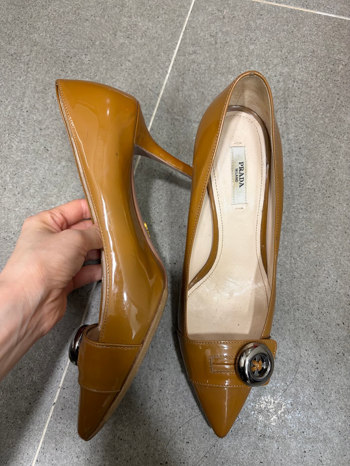 Prada 버튼 유광힐  상품이미지2
