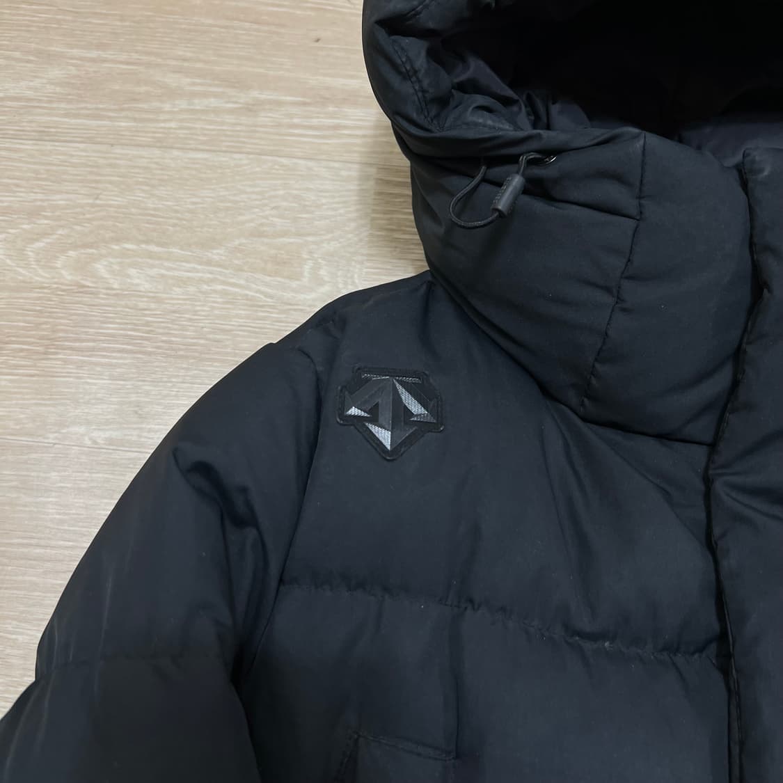 데상트 여성 구스다운 와펜 롱패딩 점퍼 [블랙] S/90 상품이미지4