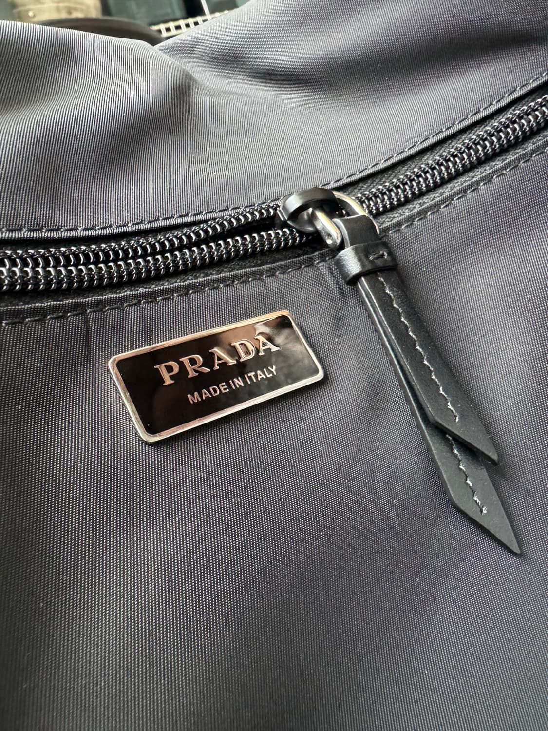 [S급/25년식] 프라다 리나일론 패딩 숄더백 라지 (맥북수납/NFC칩) 상품이미지4