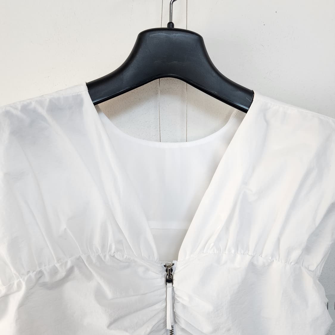 잇미샤 화이트 셔링 민소매 블라우스 상품이미지2