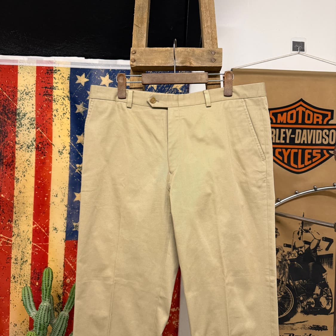 버버리 런던 클래식핏 플랫플리츠 코튼 치노팬츠 베이지 N866   상품이미지3