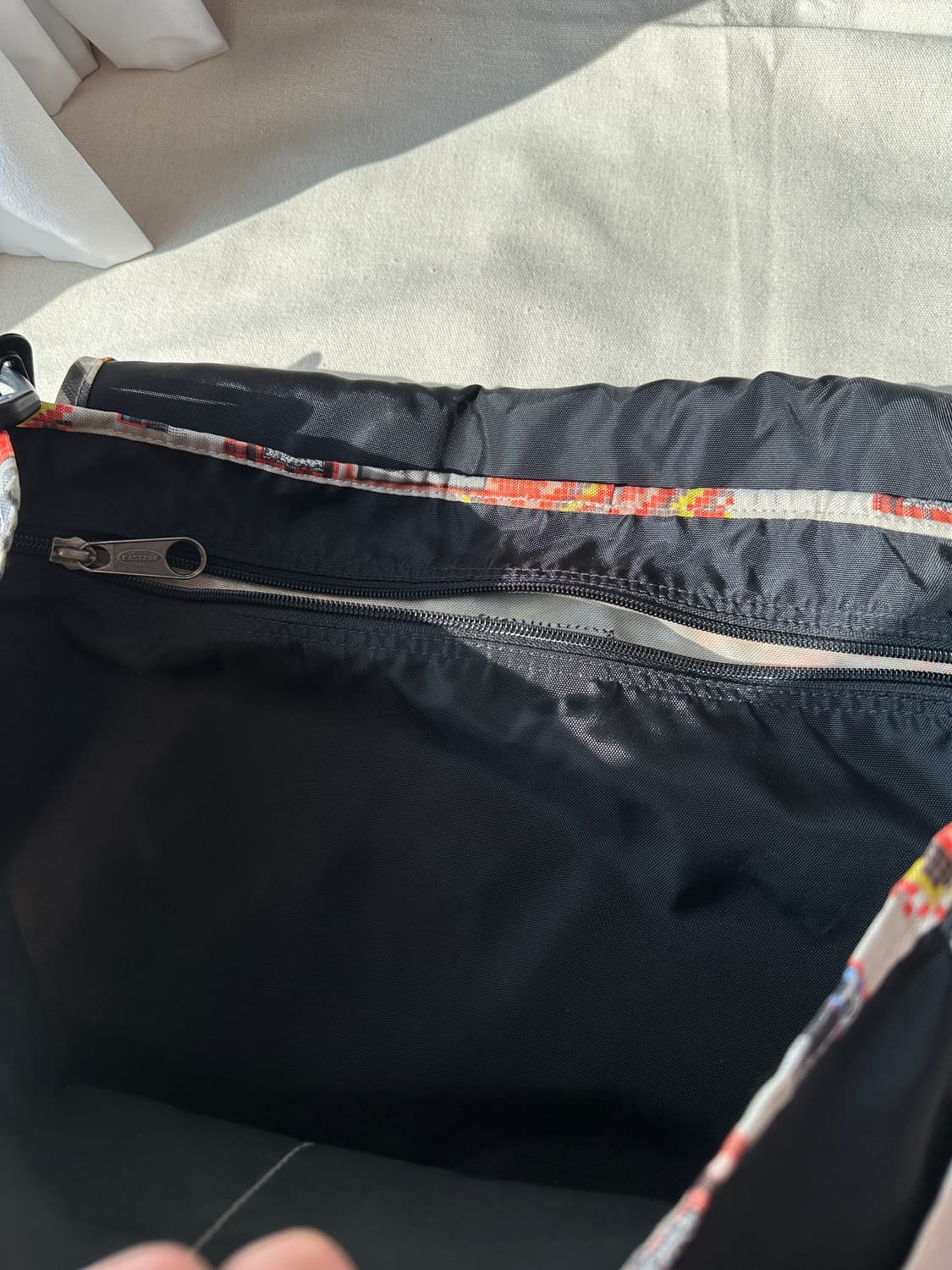 이스트팩 패치워크 프린팅 델리게이트 크로스백 상품이미지6