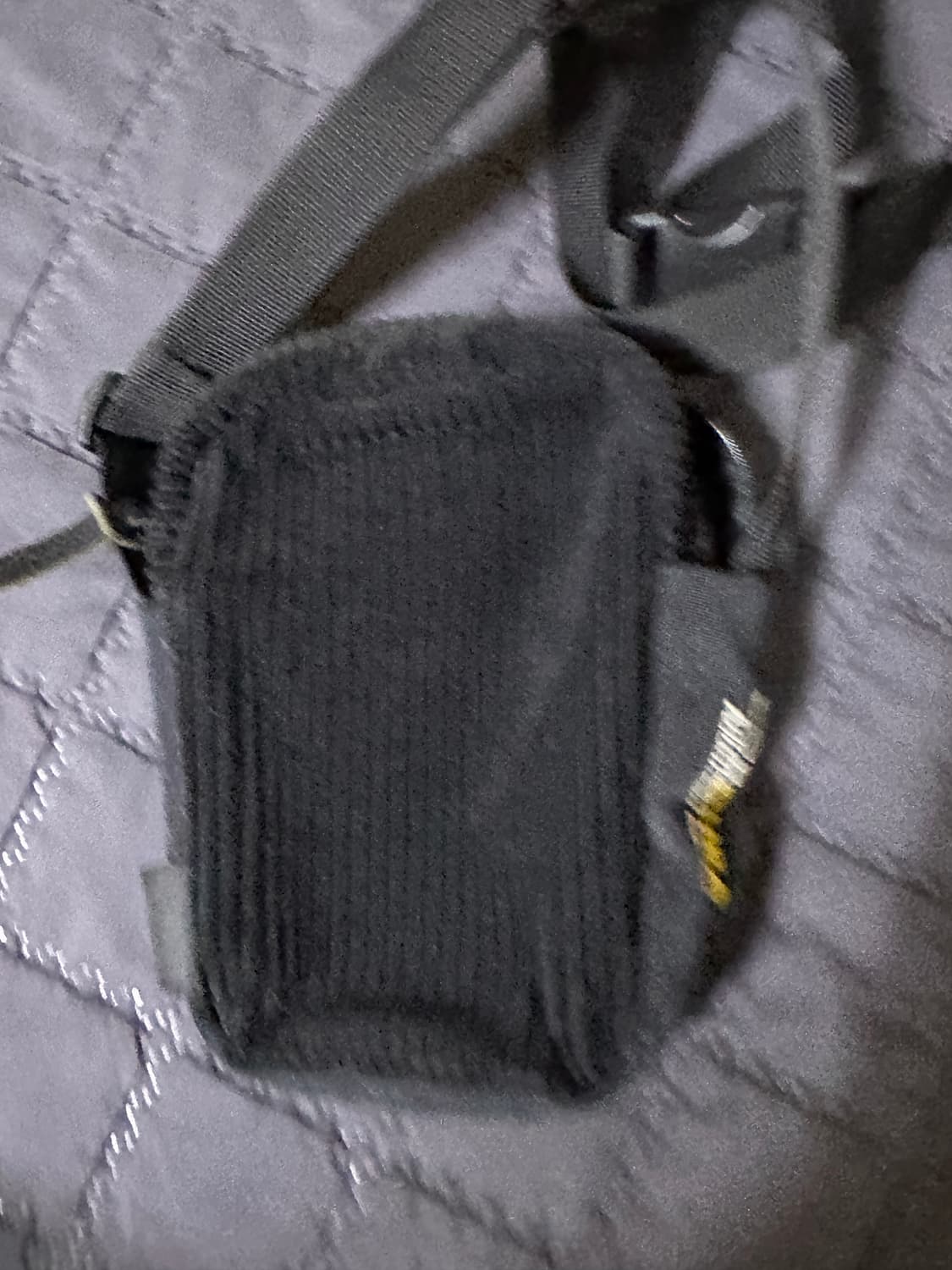 팔라스 코듀로이 샷 백 크로스백 블랙 상품이미지2