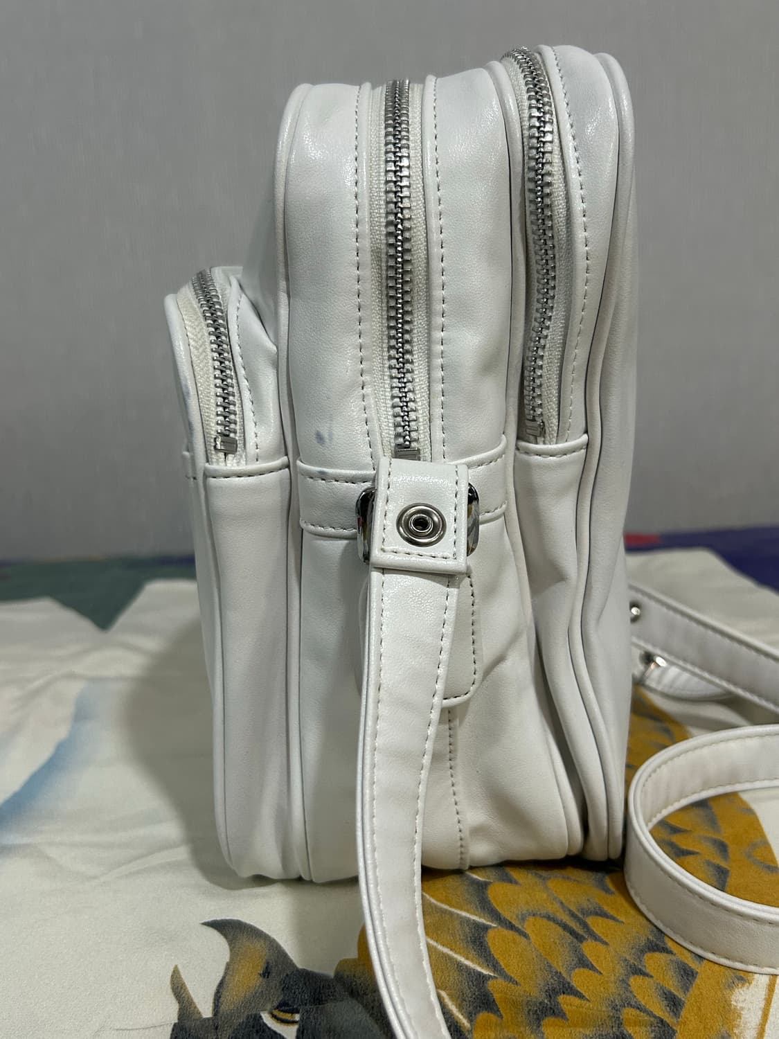 꼼데가르송 화이트크로스백 상품이미지9