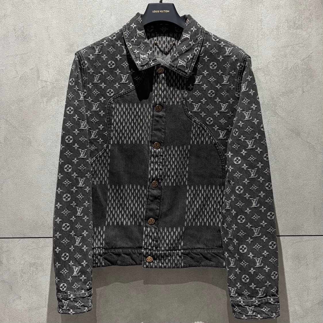 [48]루이비통 니고 데님 트러커 흑청 자켓 상품이미지1