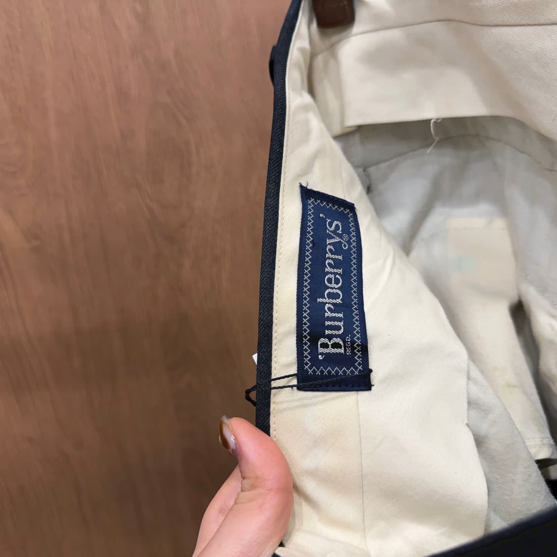 버버리 클래식 테일러드 슬랙스 팬츠 사이드 웰트 포켓 디테일 차콜 그레이 상품이미지6