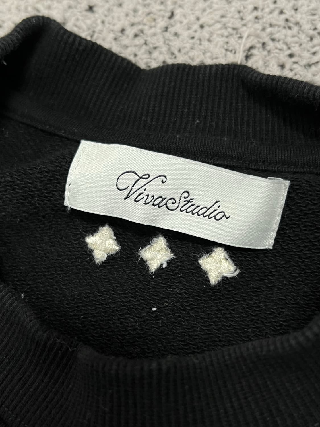 (XL) 비바스튜디오 자수로고 맨투맨 블랙 상품이미지2