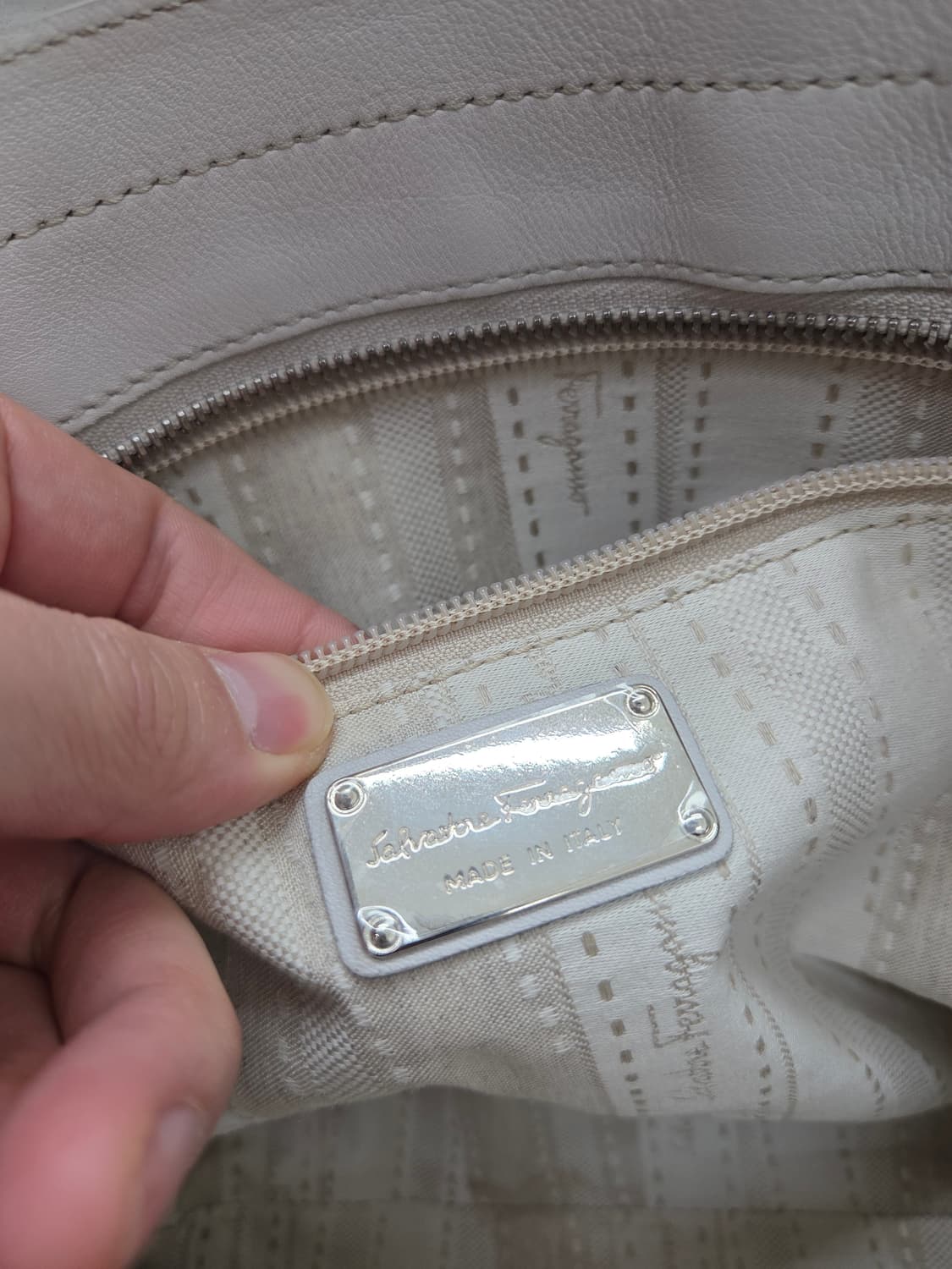 살바토레페라가모 스터드 토트백 상품이미지8