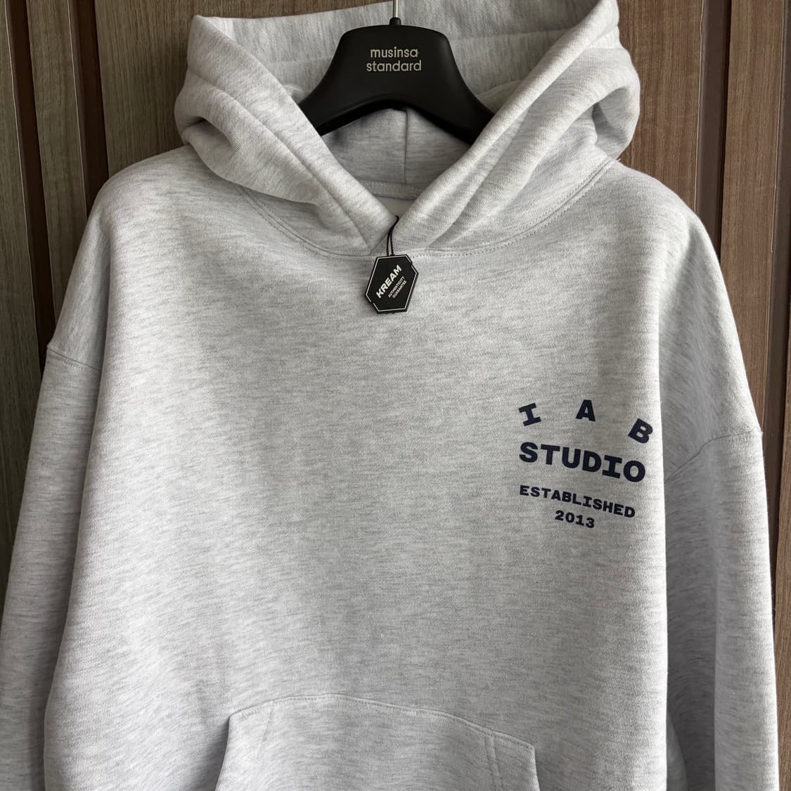 새상품(M)아이앱스튜디오 25 후드 라이트그레이 네이비 상품이미지3