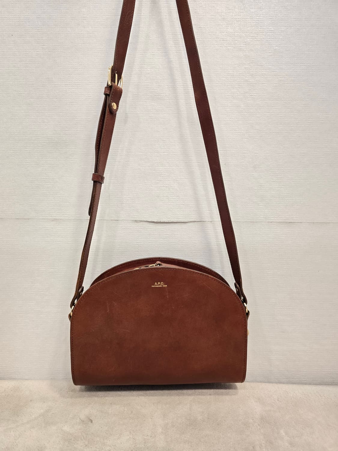 A.P.C 아페쎄 하프문 브라운 크로스백 가방 상품이미지1