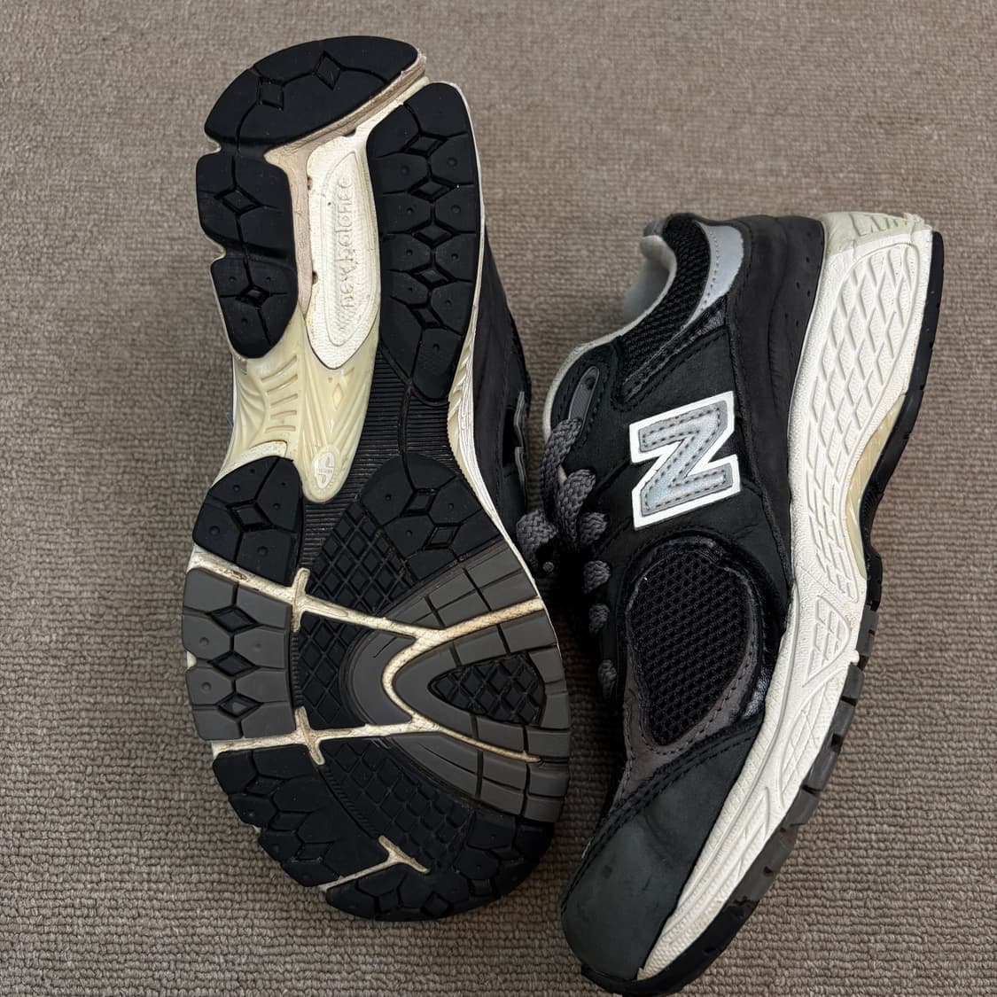 뉴발란스 2002R 프리미엄 빈티지 블랙 225 상품이미지5