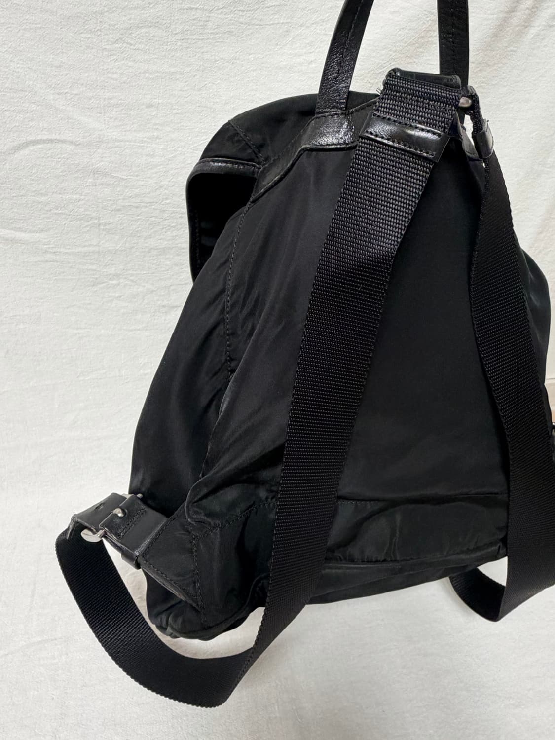 정품 프라다 포코노 나일론 투포켓 미디움 백팩 블랙 상품이미지3