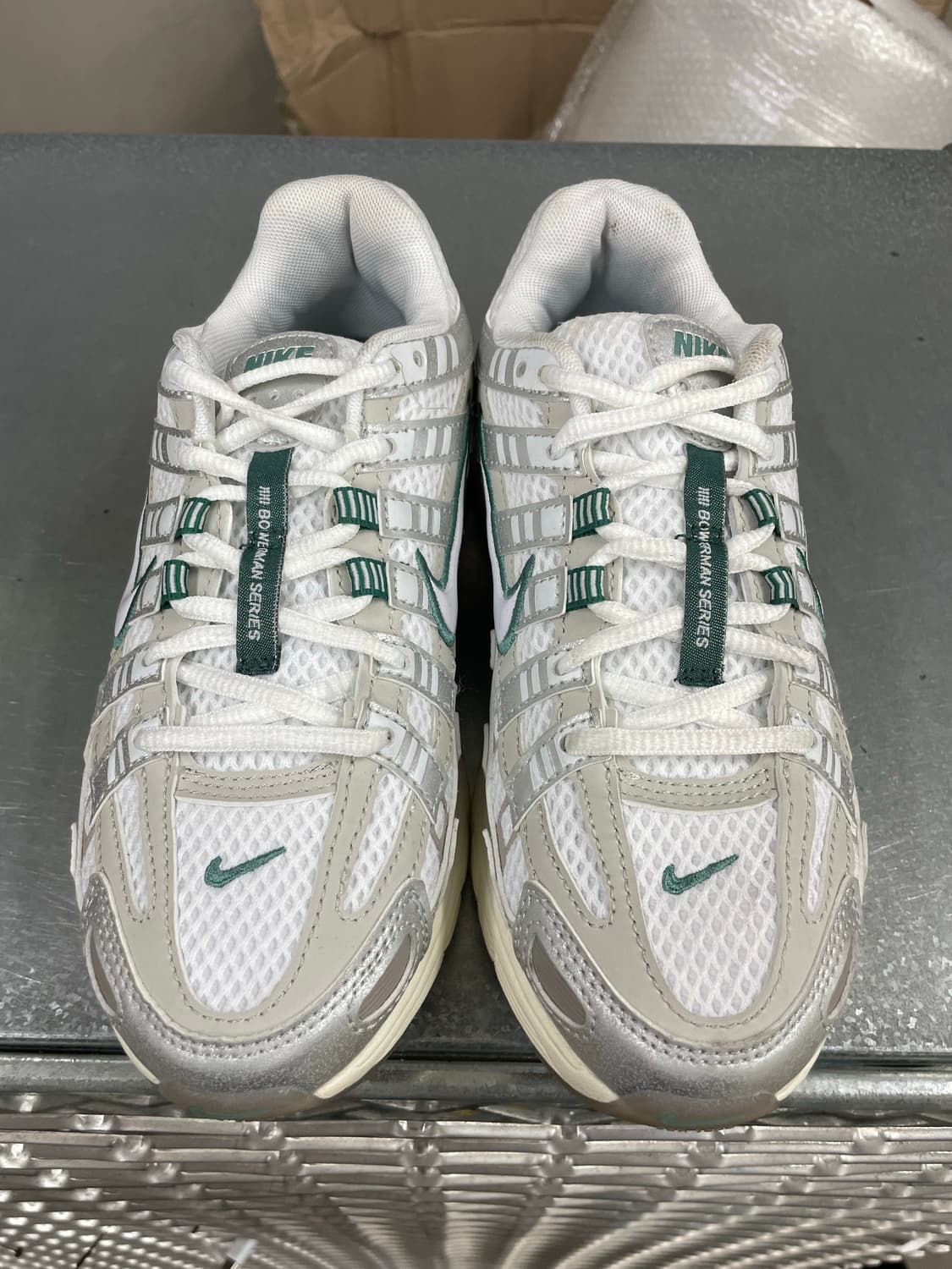 나이키 P-6000 메탈릭 실버 235 상품이미지5