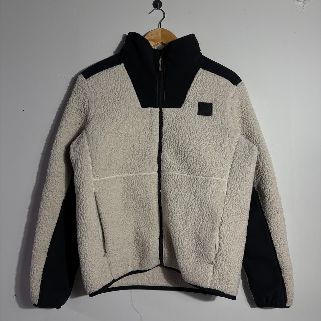 언더아머 오프화이트&블랙 배색 보아 플리스 패딩 집업 자켓 (무료배송) 상품이미지2