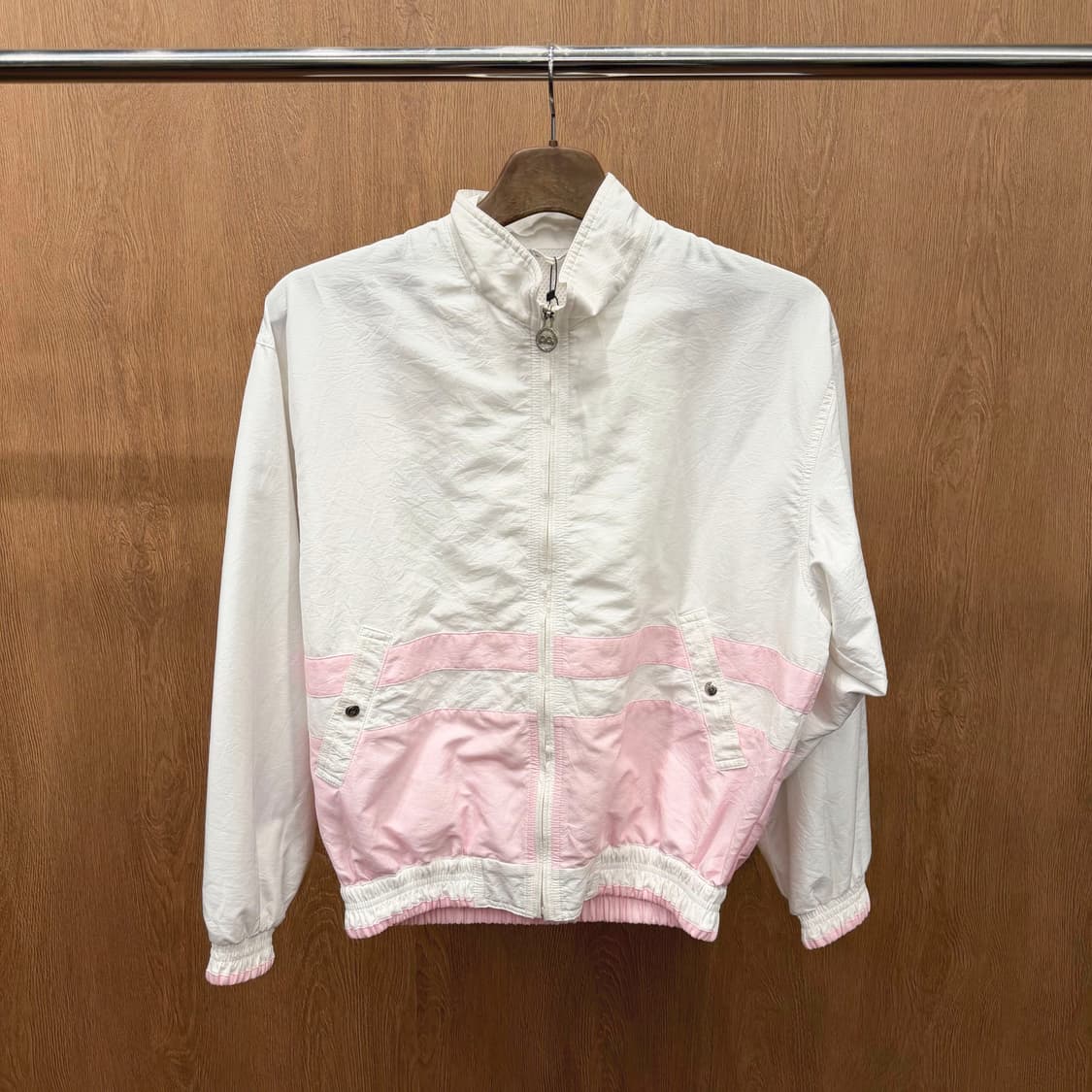 꾸레쥬 스포츠 퓨처 윈드 브레이커 핑크 배색 로고 자수 패치 화이트 상품이미지2