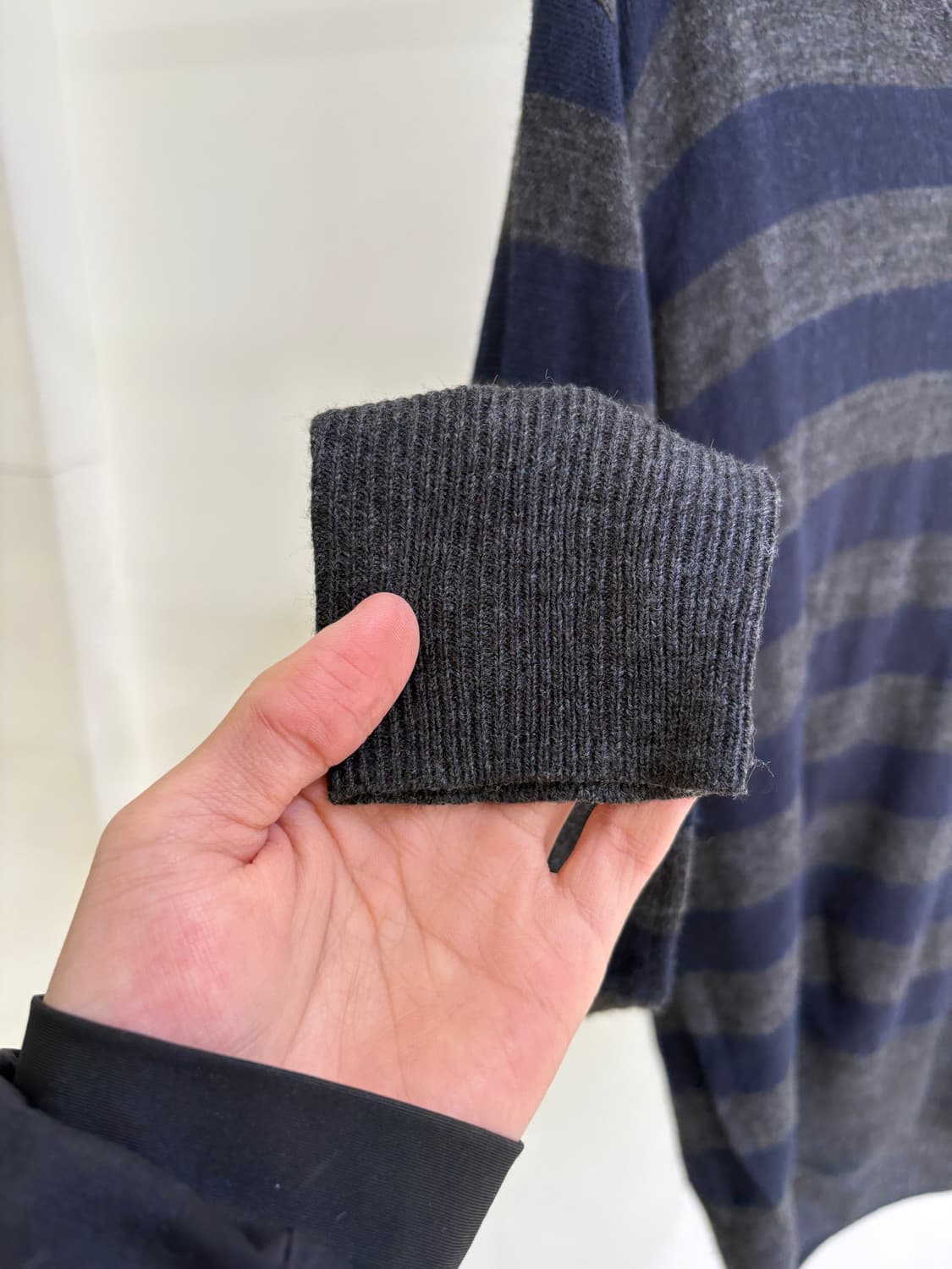 EHYPHENWORLD GALLERY 스트라이프 브이넥 니트 상품이미지4