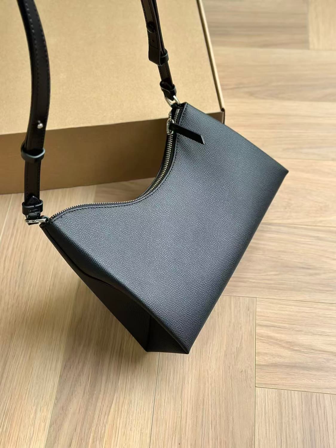 MM6 메종 마르지엘라 새틴 핸드백 블랙 상품이미지3