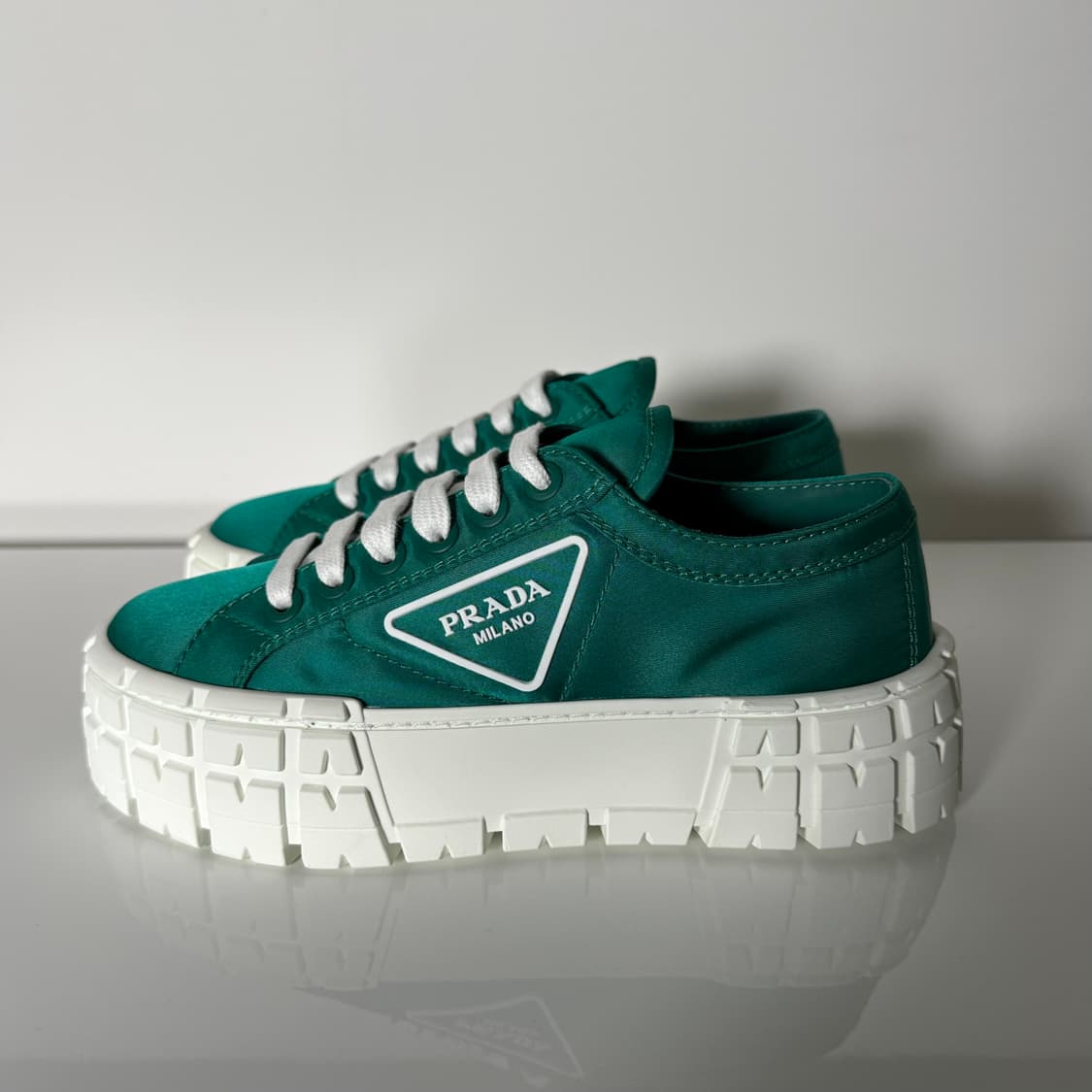 프라다 더블 휠 나일론 개버딘 스니커즈 상품이미지1