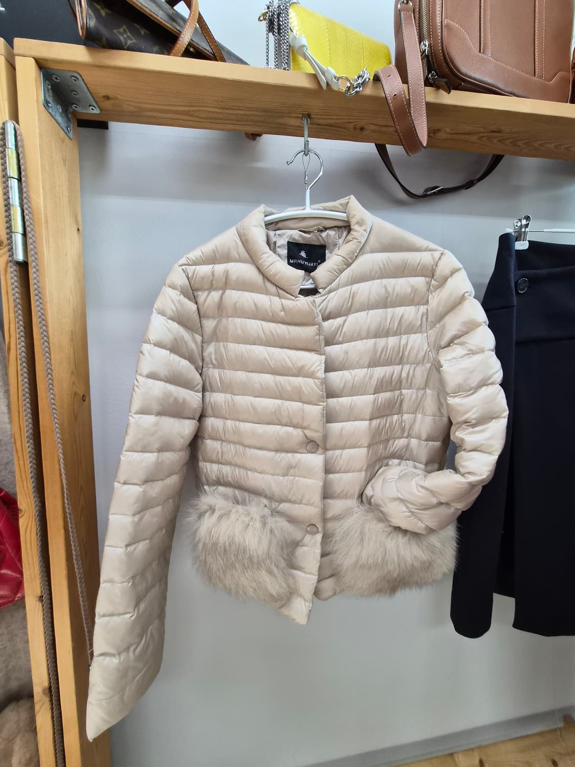 아이보리 다운패딩. 폭스퍼 주머니 상품이미지1