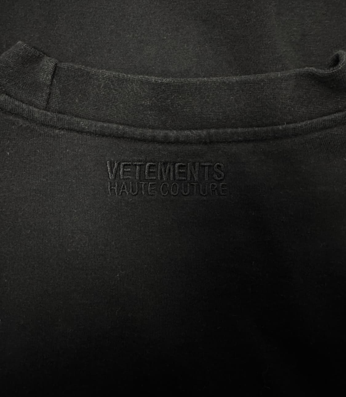 VETEMENTS 베트멍 이탈리아 오뜨꾸뛰르 그린컬러 자수로고 블랙 티셔 상품이미지4
