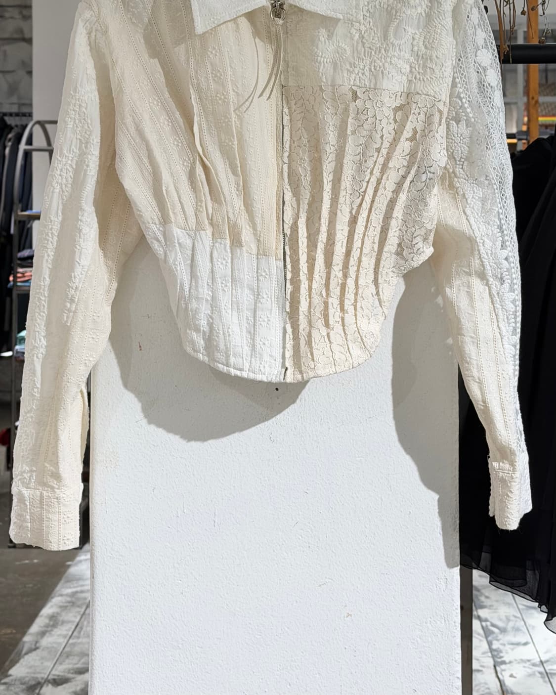 앤더슨 벨 화이트 알바 패치워크 플리츠 레이스 셔츠 상품이미지5