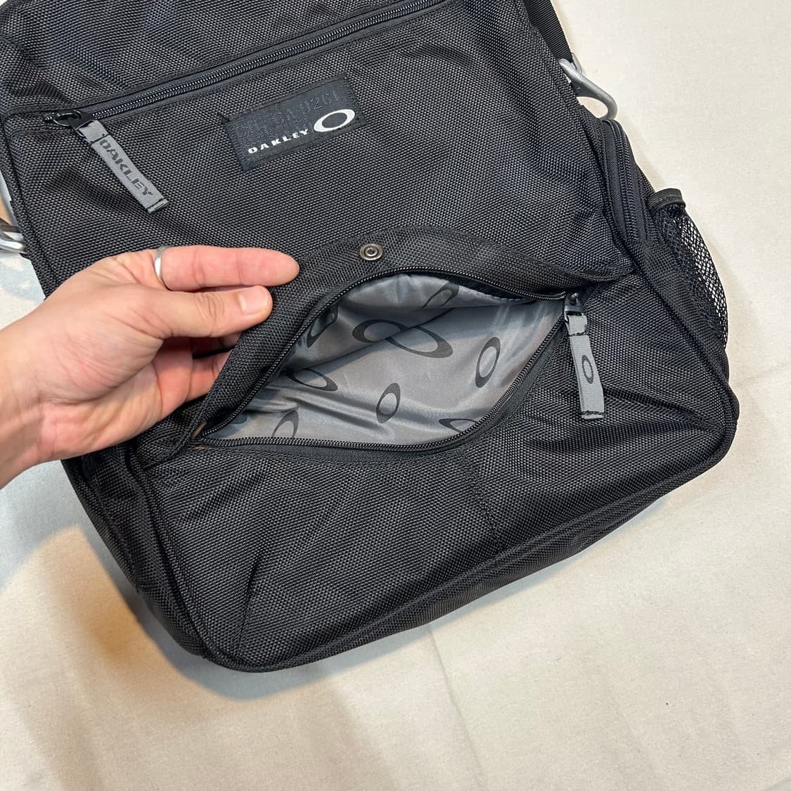 오클리 아이코닉 블랙 메신저백 크로스백 가방 상품이미지6