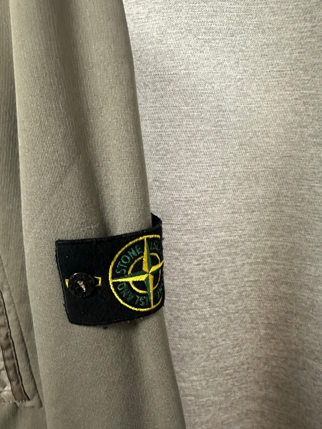 스톤아일랜드 라미플락 맨투맨 올리브카키 (M) 상품이미지5