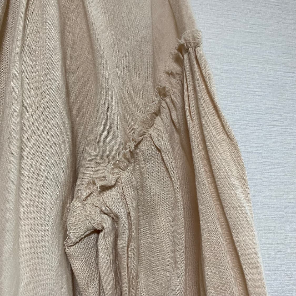 베이지 컷팅 셔링 프릴 블라우스 베이지 S 상품이미지4