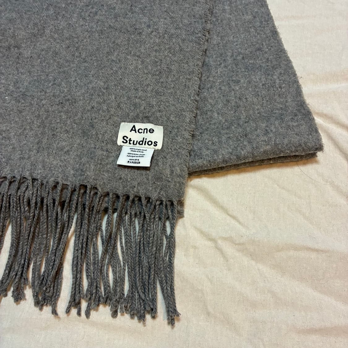 아크네 스튜디오 그레이 머플러 상품이미지3