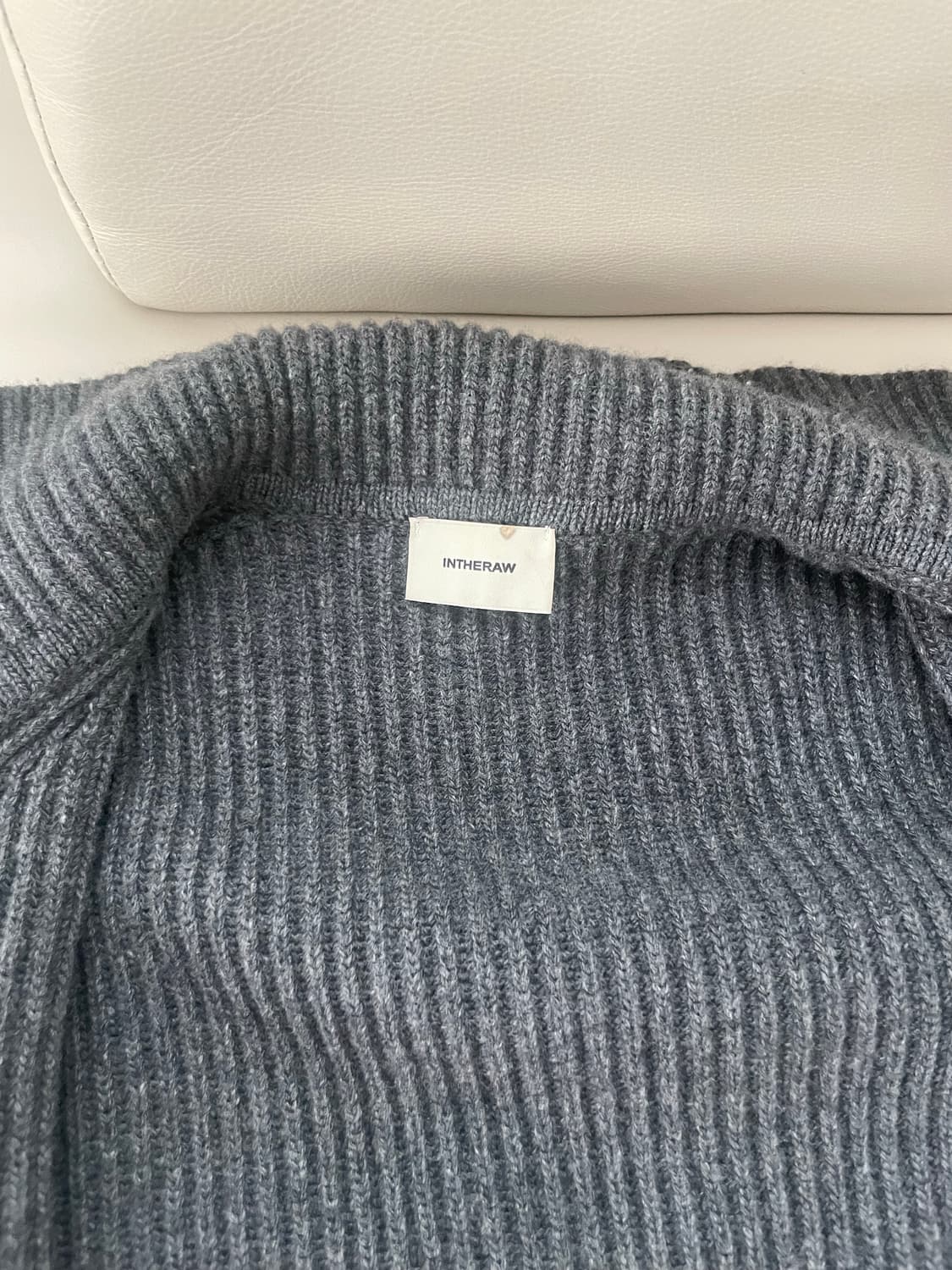 인더로우 풀집업 니트 판매합니다 상품이미지4