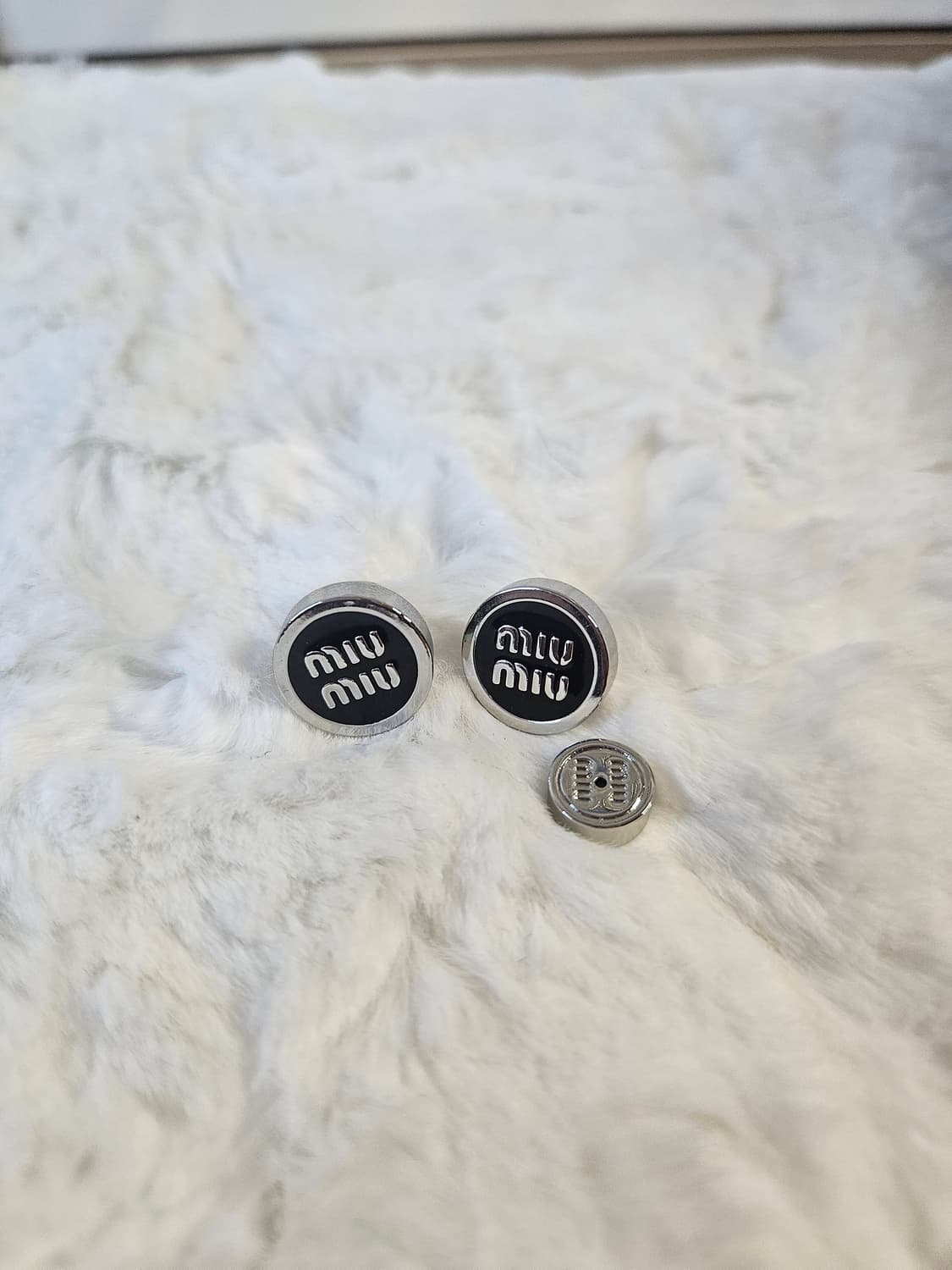 미우미우 뷰티 에나멜 귀걸이 상품이미지1