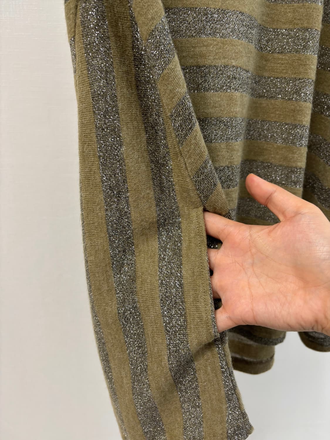 iiMK 언발란스 변형 글리터 스트라이프 반팔 티 상품이미지5