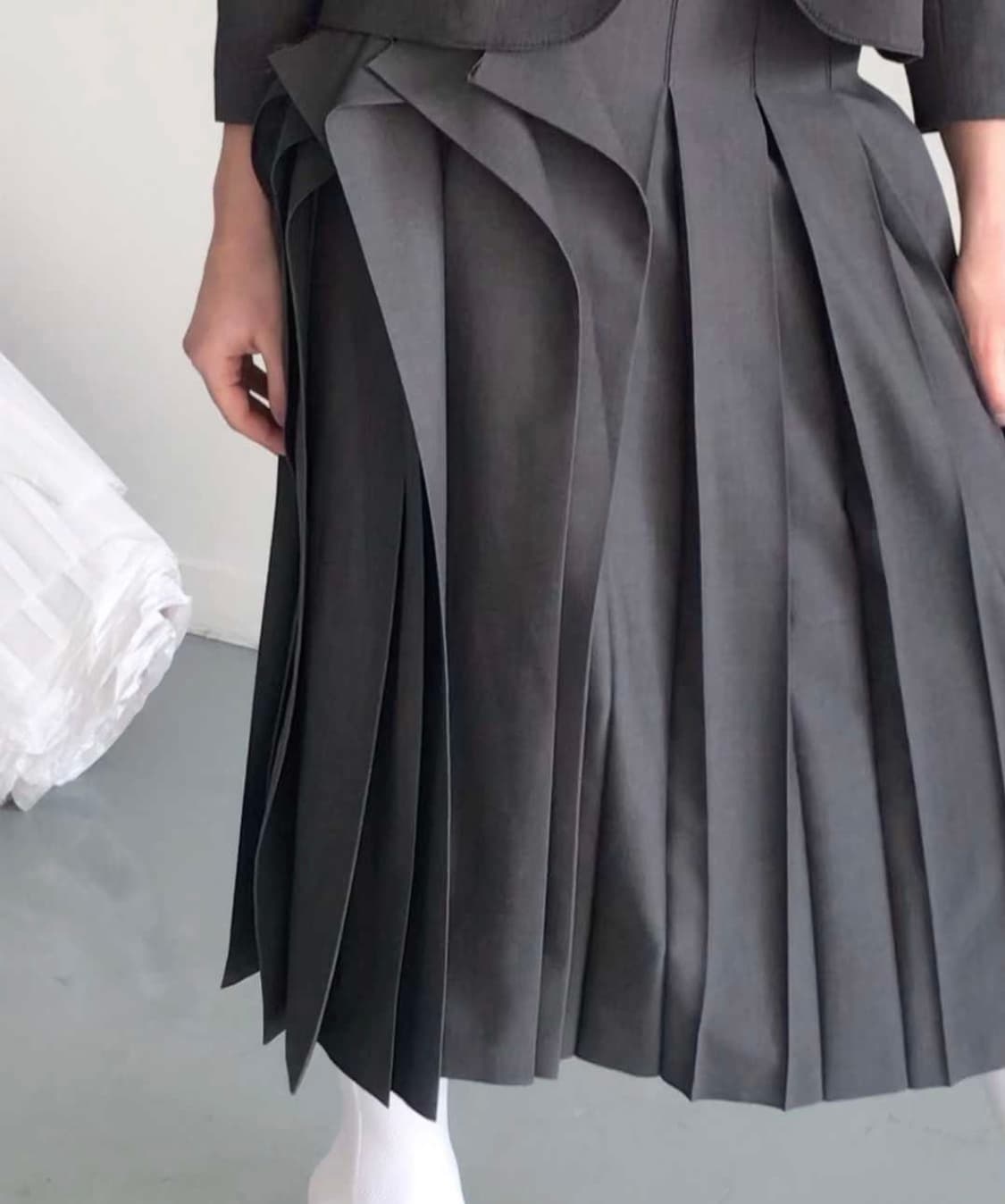 에옹쓰 offbeat 플리츠 스커트 차콜 2사이즈 상품이미지3