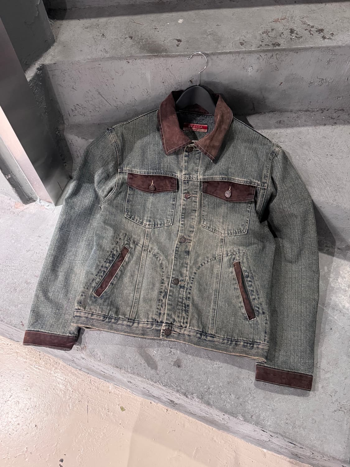 Brenda 워싱 스웨이드 디테일 데님 트러커자켓 상품이미지1