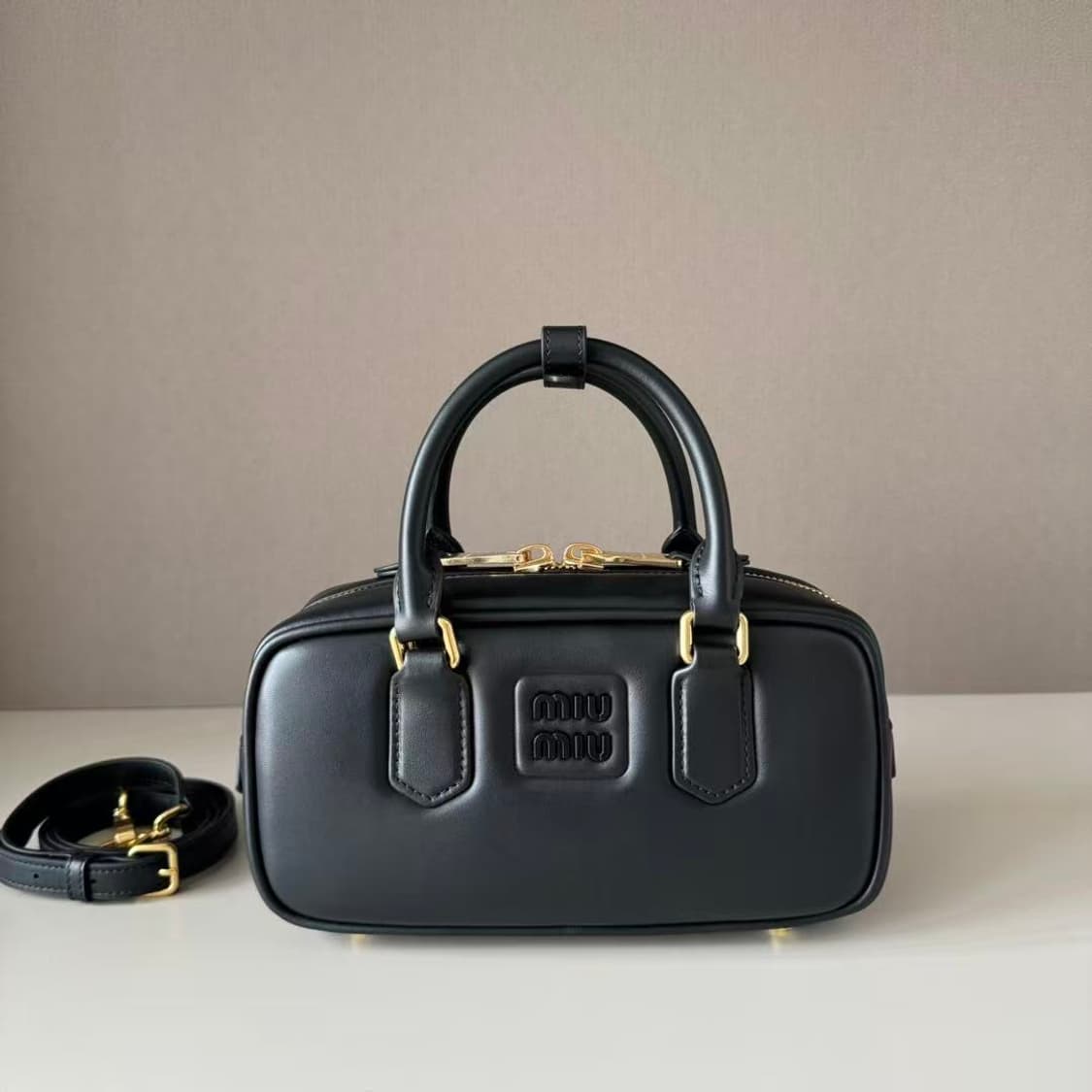 미우 미우 아르카디 레더 미니백 블랙 상품이미지1