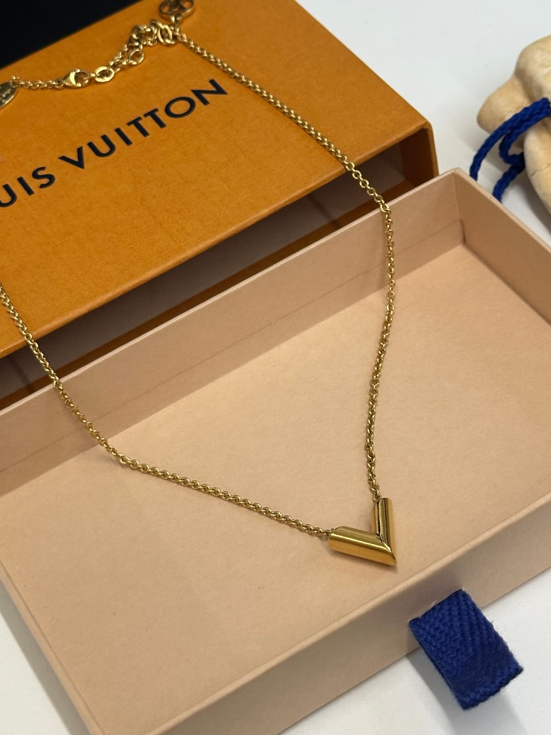 A+ / 루이비통 V 에센셜 네크리스 골드 상품이미지2