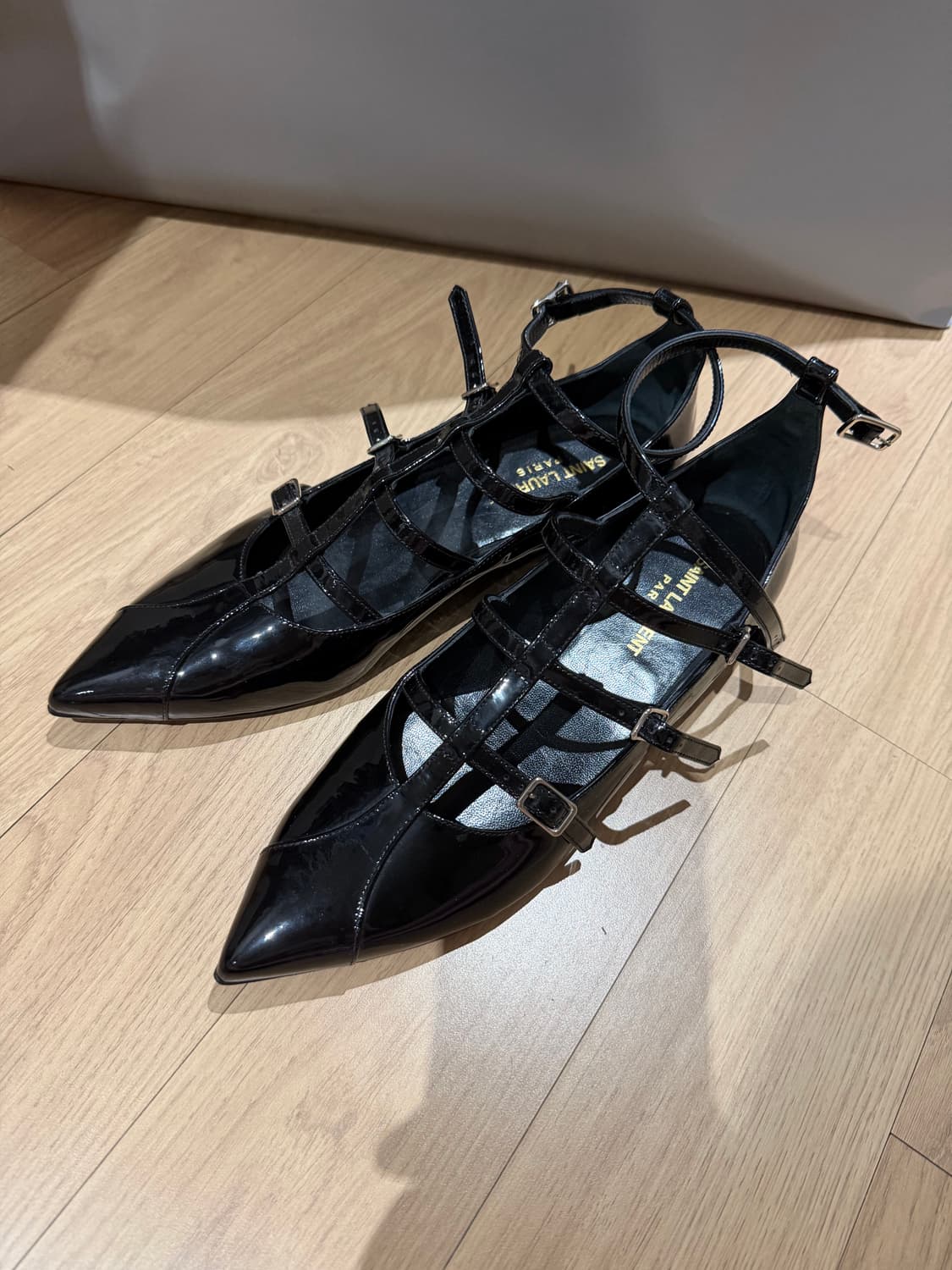 생로랑 블랙에나멜 스트랩 플랫 상품이미지1