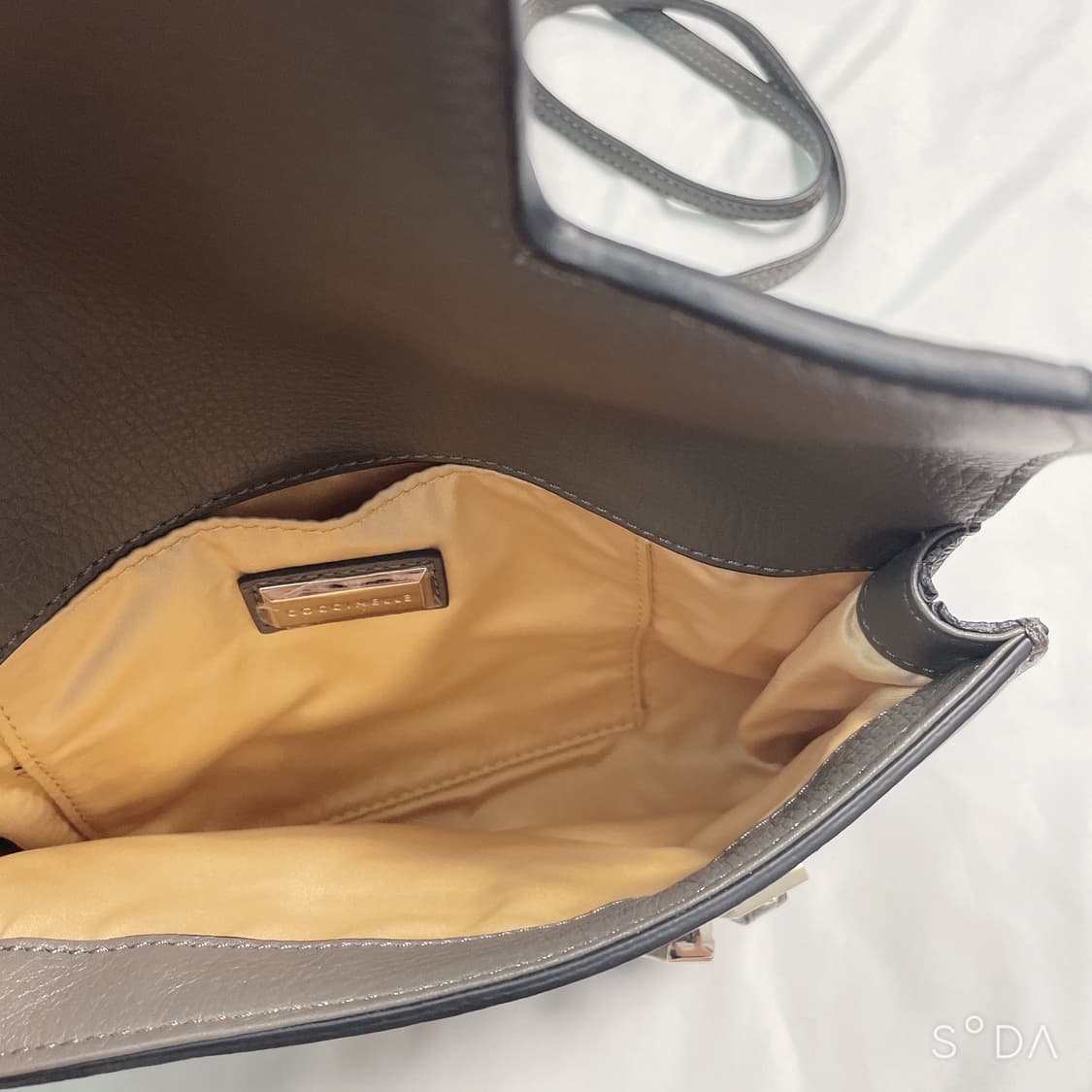 코치넬레 가죽 크로스백 연브라운 상품이미지8