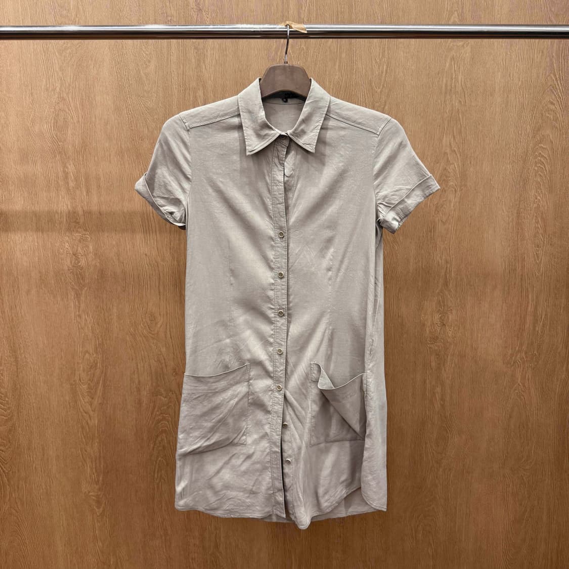 띠어리 반팔 셔츠 원피스 카라넥 버튼 클로징 빅포켓 디테일 베이지 상품이미지2