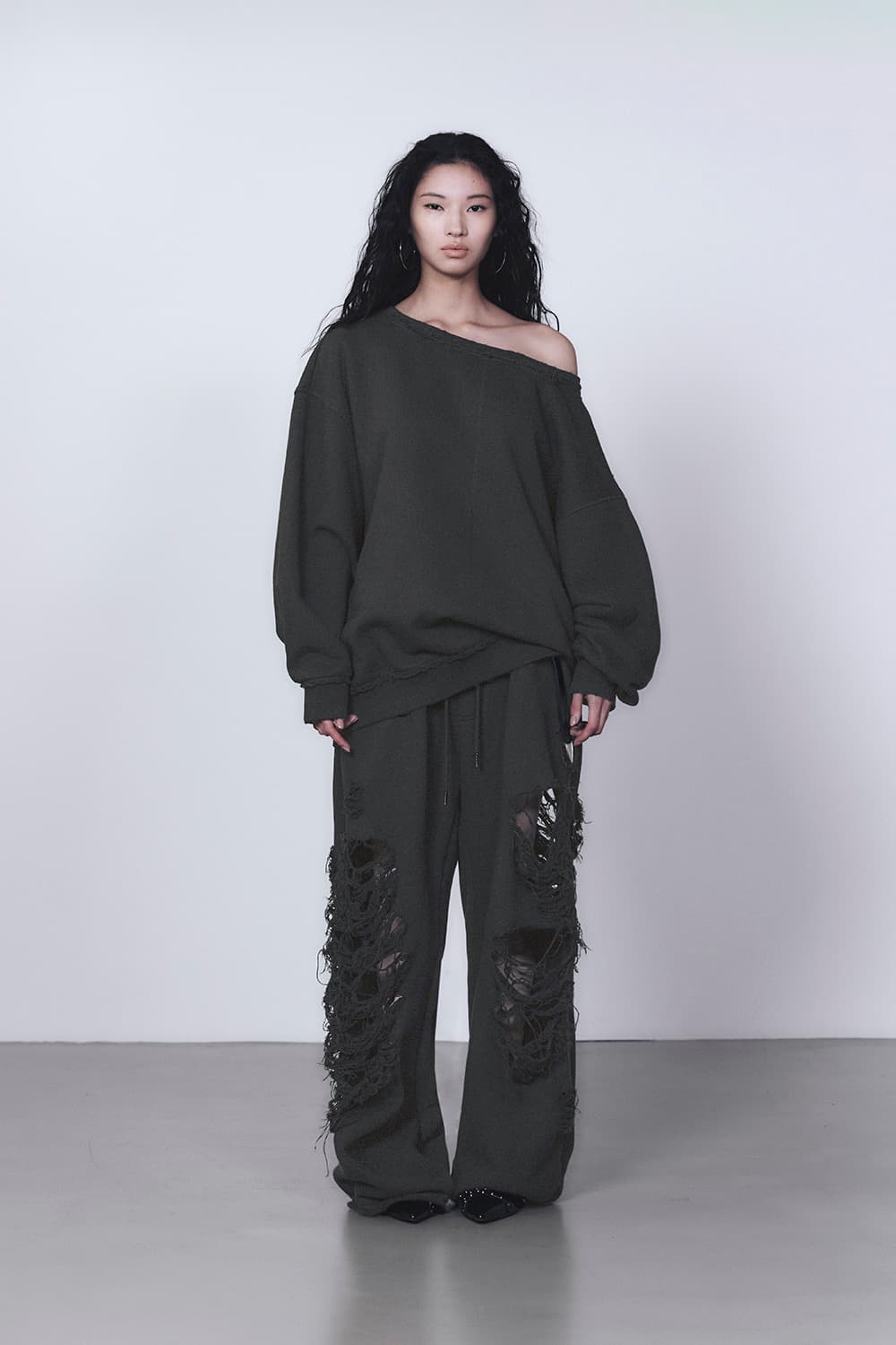 트리밍버드 스크레치 데미지 보트넥 스웻셔츠 맨투맨 블랙 상품이미지3