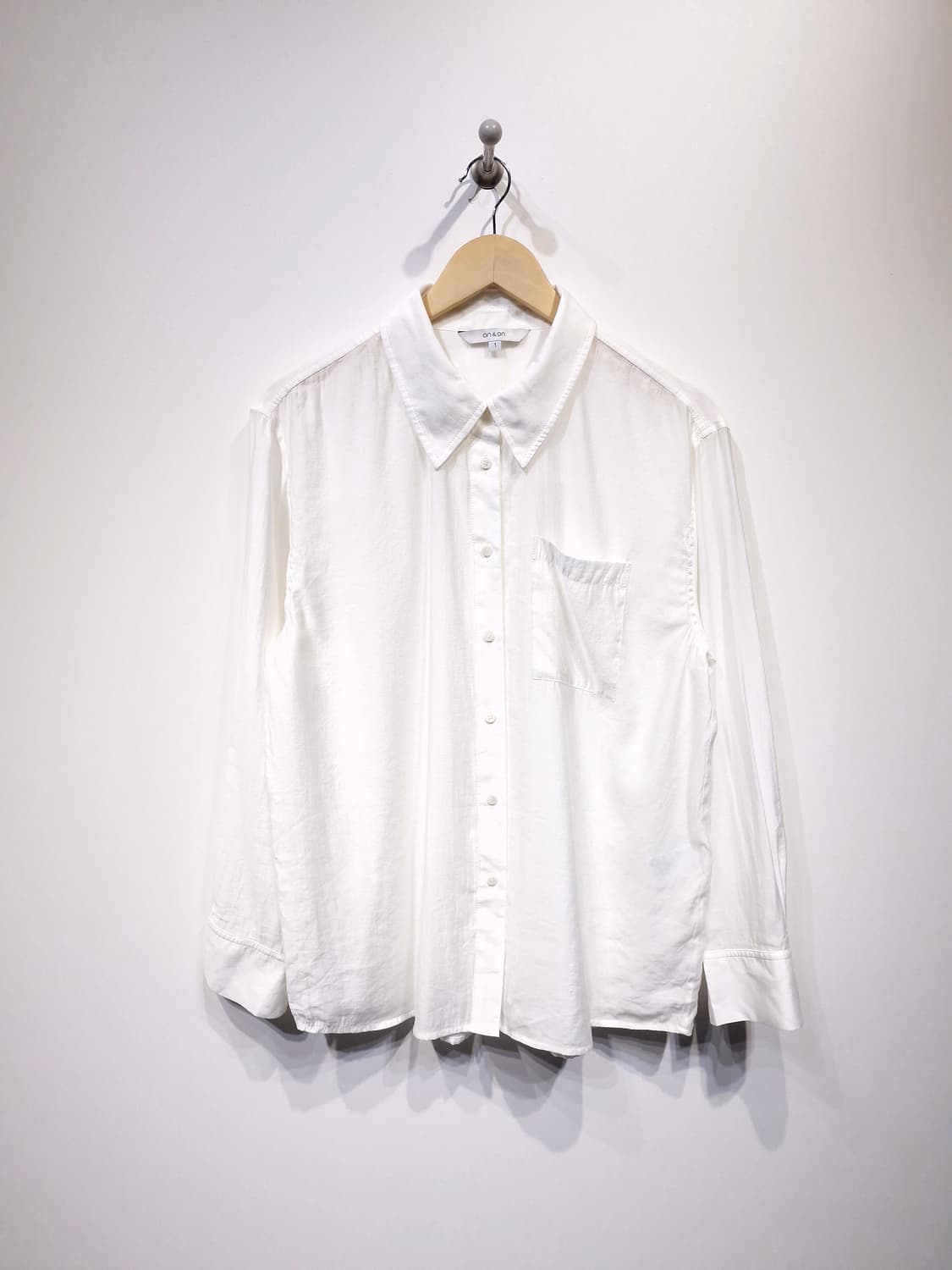 ON&ON 온앤온 25S/S 블라우스 아이보리 상품이미지2