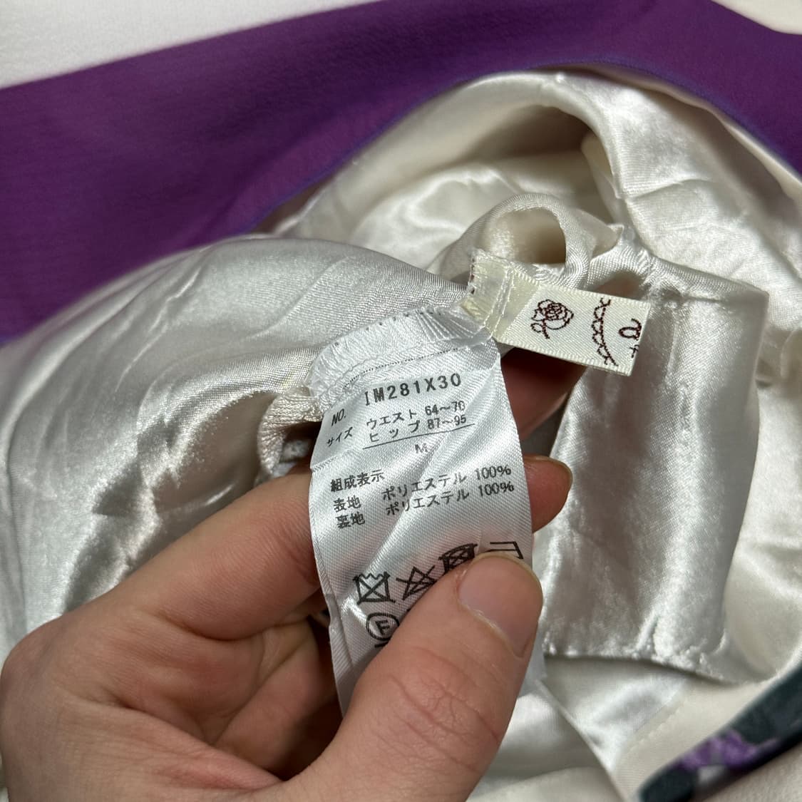 액시즈팜 새틴 플라워 프린팅 뒷 밴딩 플레어 미디 스커트 상품이미지5