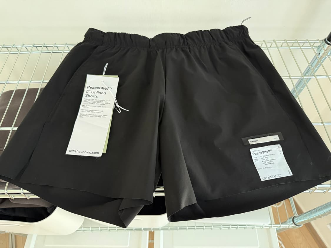 새티스파이 피스쉘 5인치 언라인드 쇼츠 블랙 상품이미지1