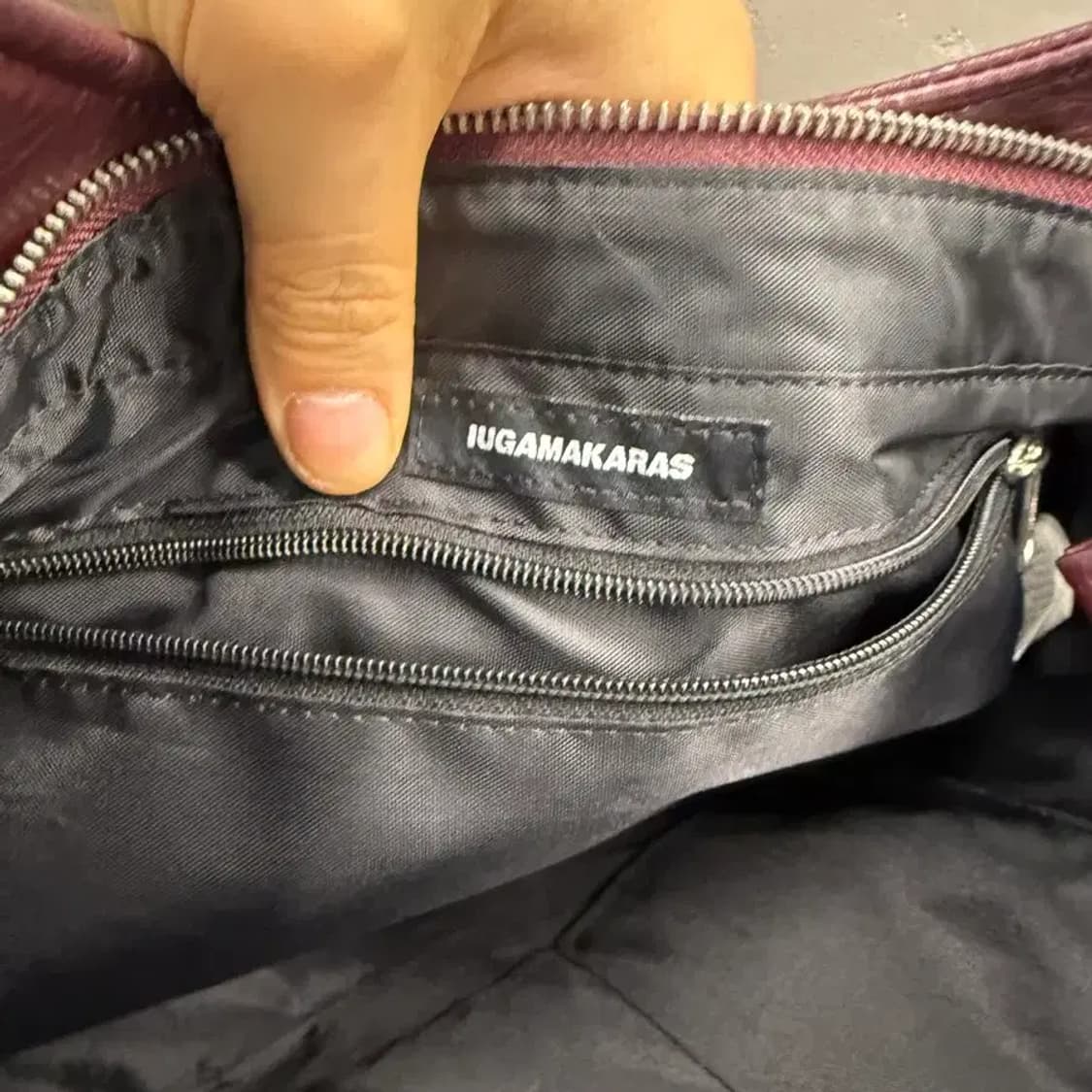 이우가마카라스 버건디 스터드 레더 숄더백 상품이미지5