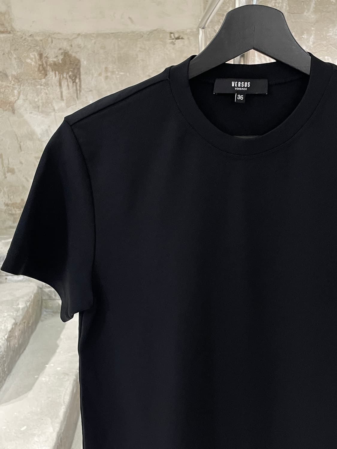 베르수스 베르사체 블랙 헴 골드 로고 클립 레이온 하프티 상품이미지2