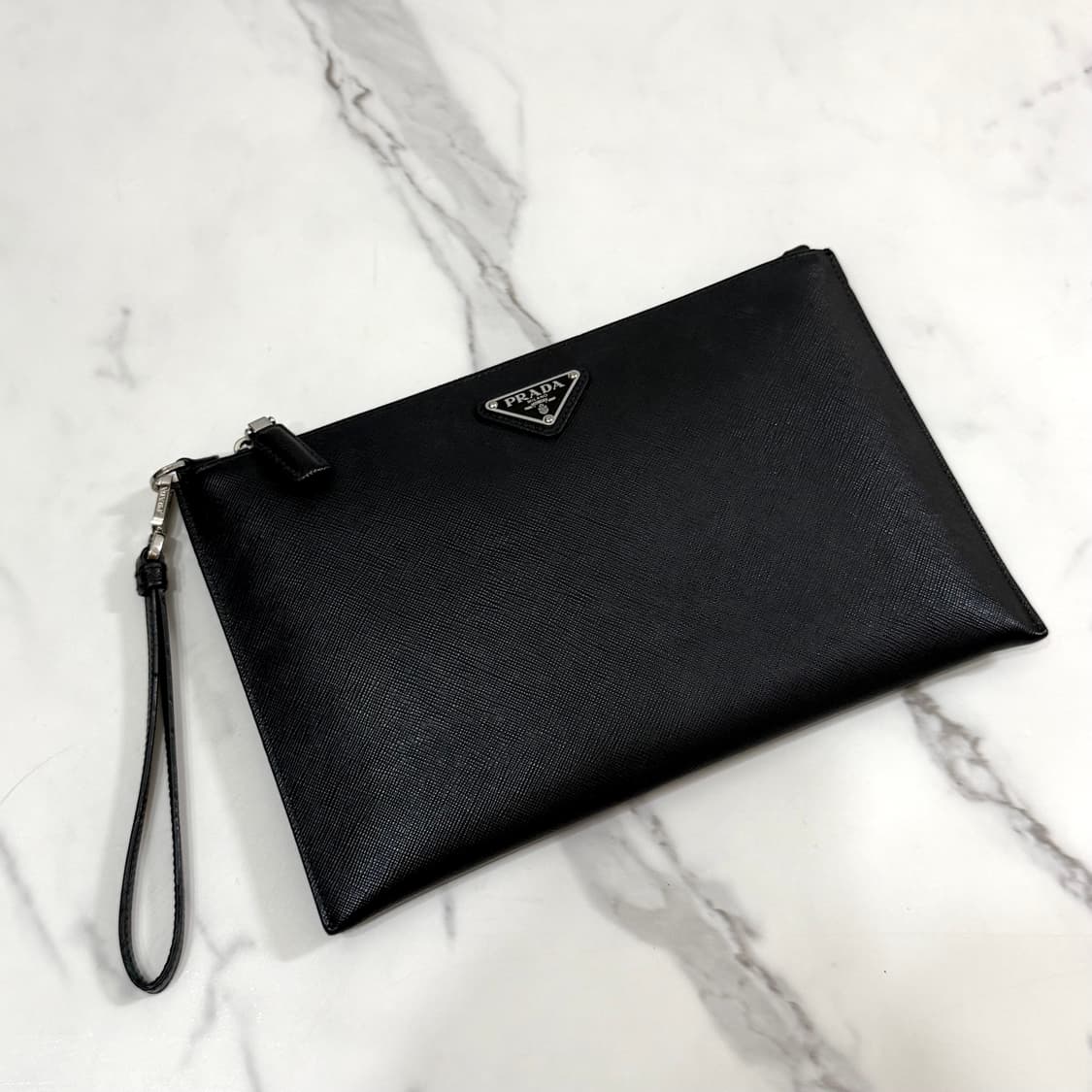 프라다 삼각로고 사피아노 레더 클러치백 가방 블랙 2NH005 상품이미지2