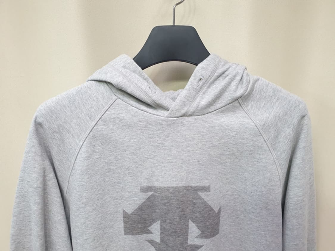 데상트 남성 후드티 그레이 상품이미지2