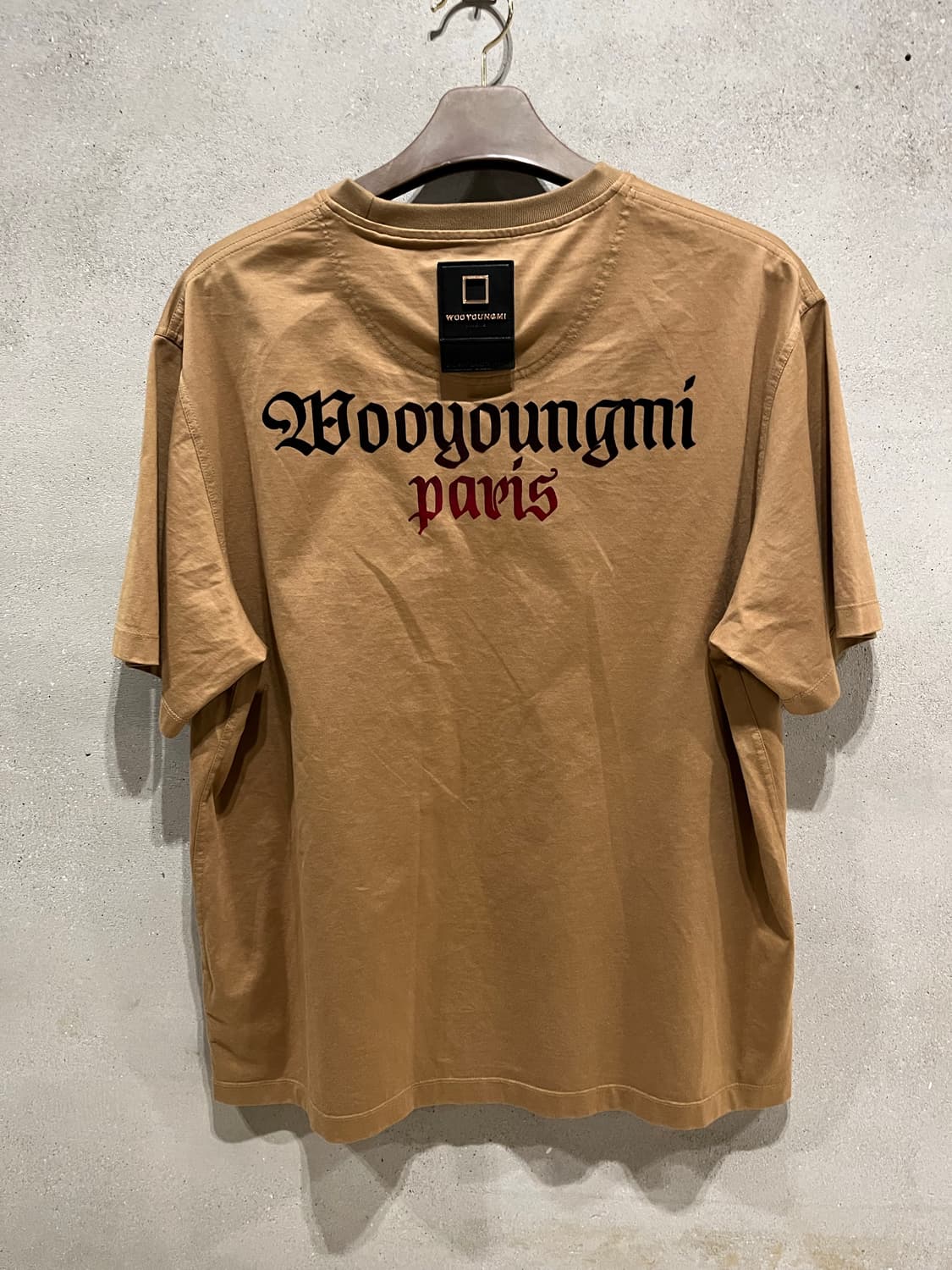 우영미 백로고 반팔 티셔츠 베이지 상품이미지1