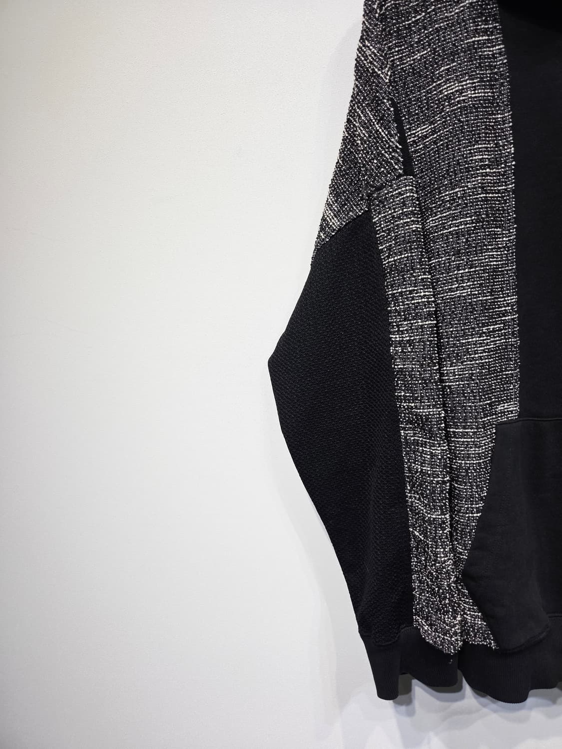 앤더슨벨 패브릭 배색 후드티 블랙 상품이미지3