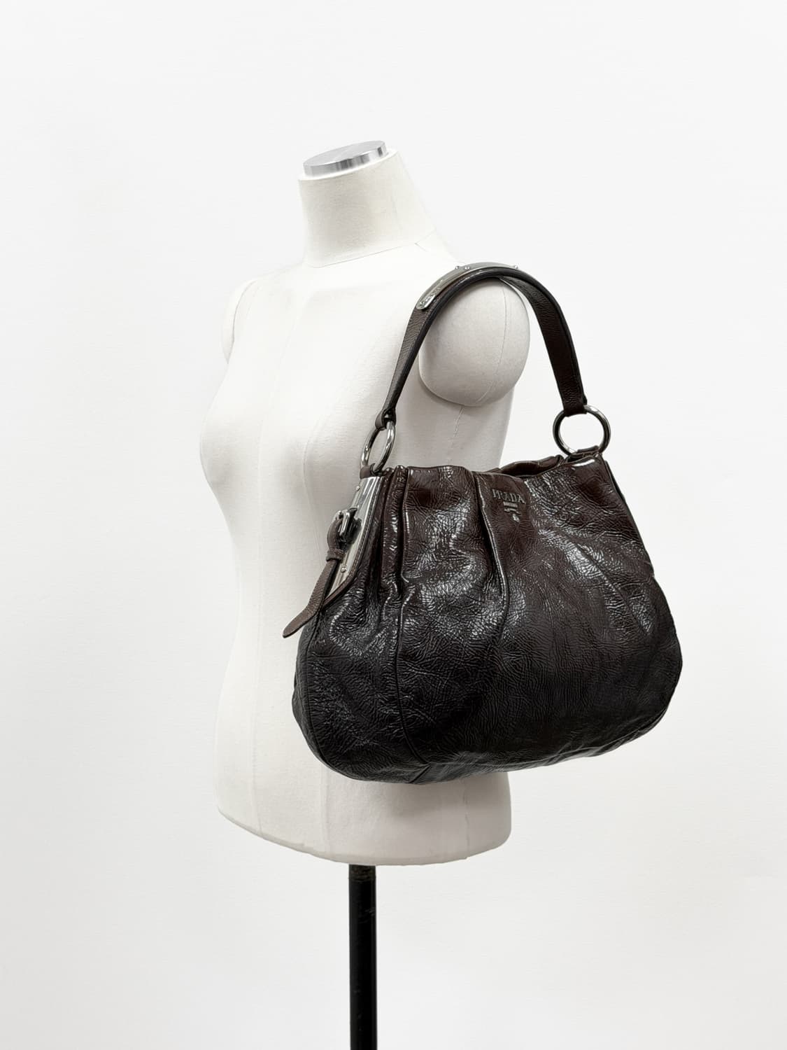 프라다 크링클 페이턴트 레더 호보백 상품이미지3